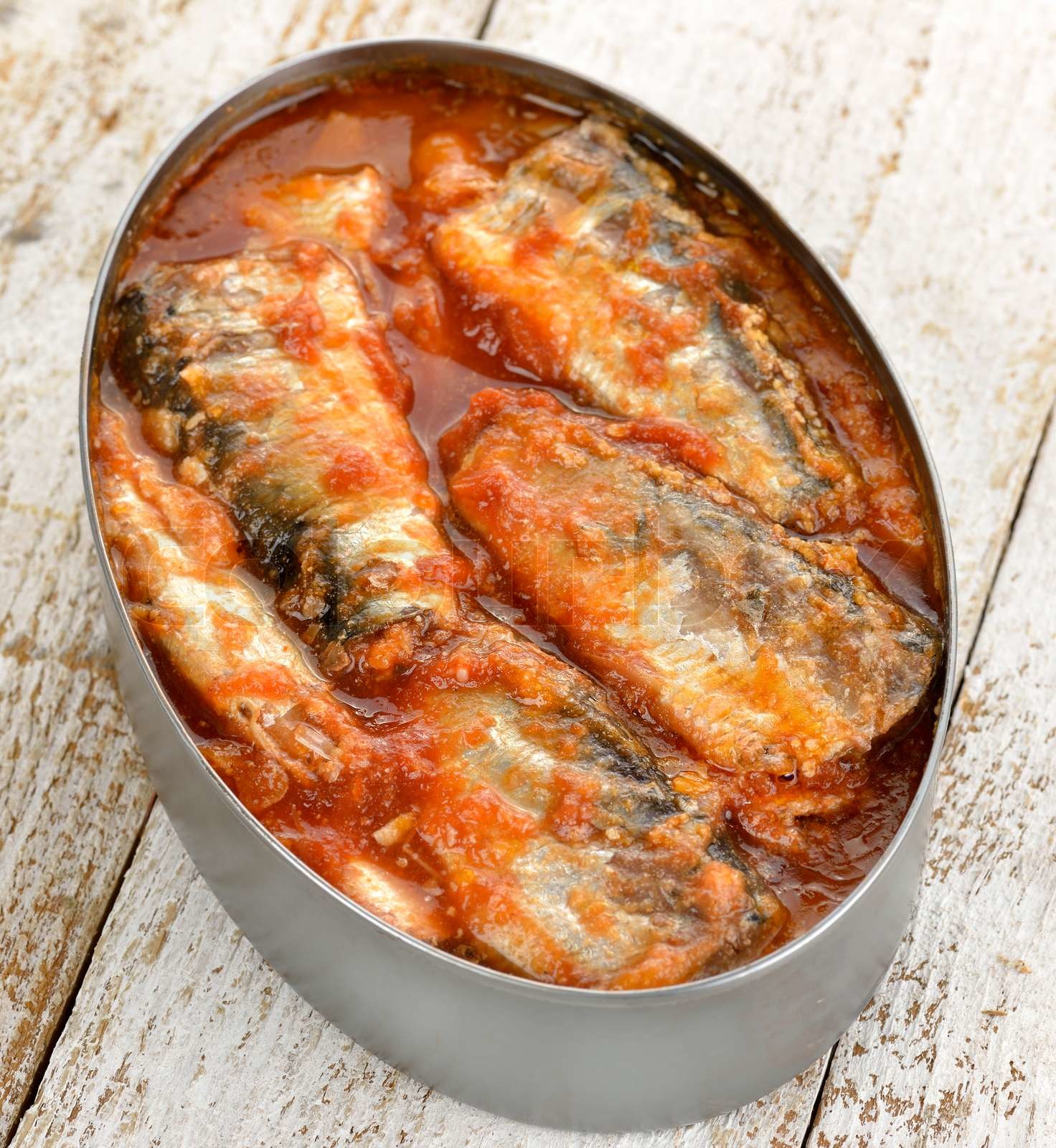 aus der Dose SardInen in Tomatensoße Stock Bild Colourbox