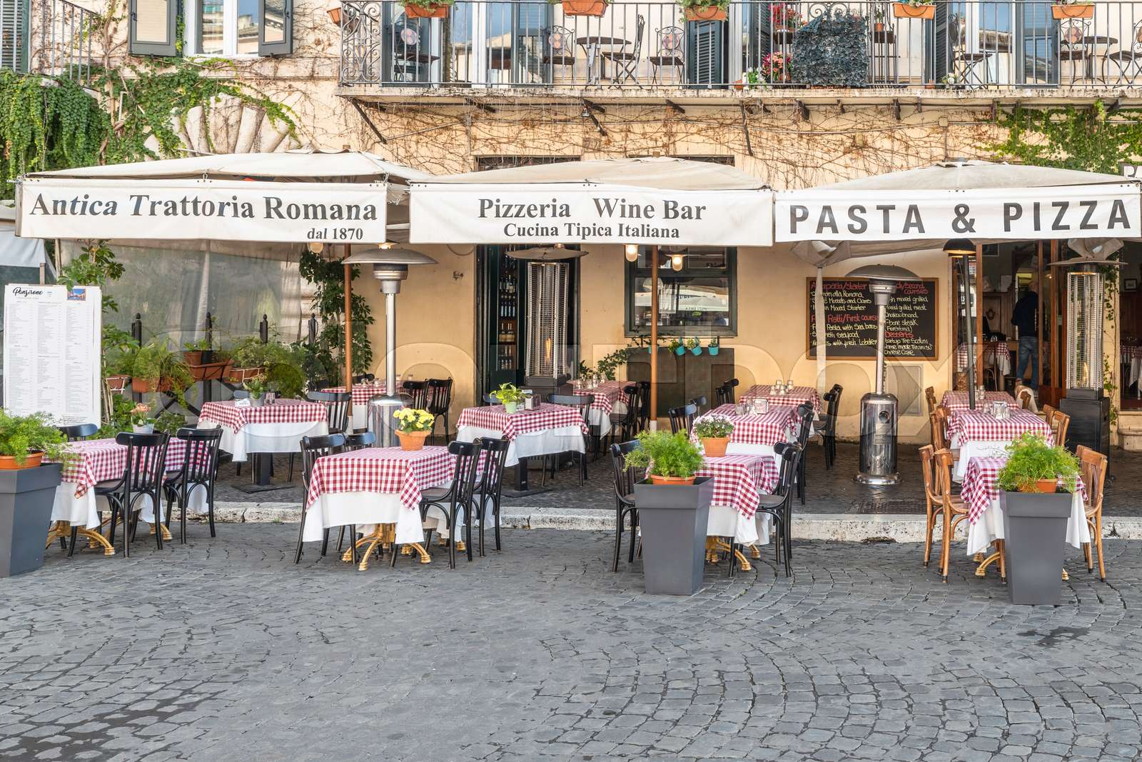 Italienisches Restaurant und Pizzeria im Herzen der Piazza Navona in Rom in Italien | Stock Bild ...