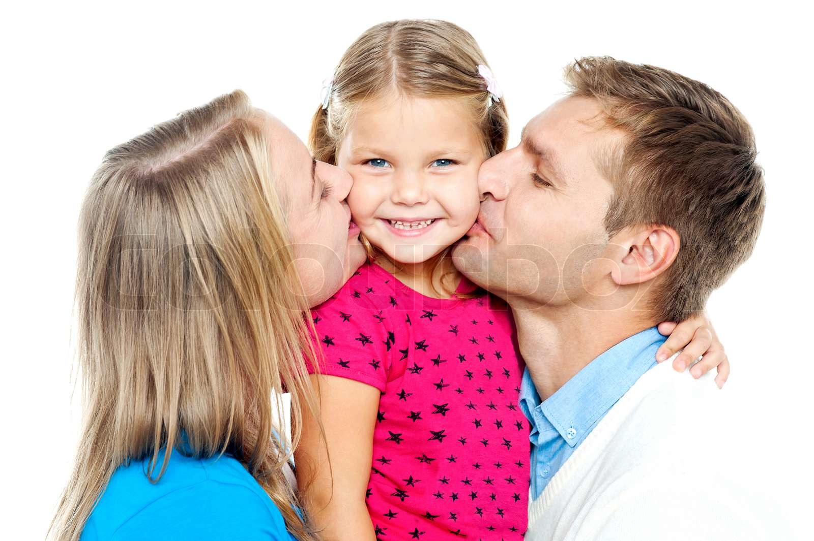 Ich Will Papa Und Mama Endlich Lächeln Sehen Mama und Papa küsst ihre schöne kid | Stock Bild | Colourbox