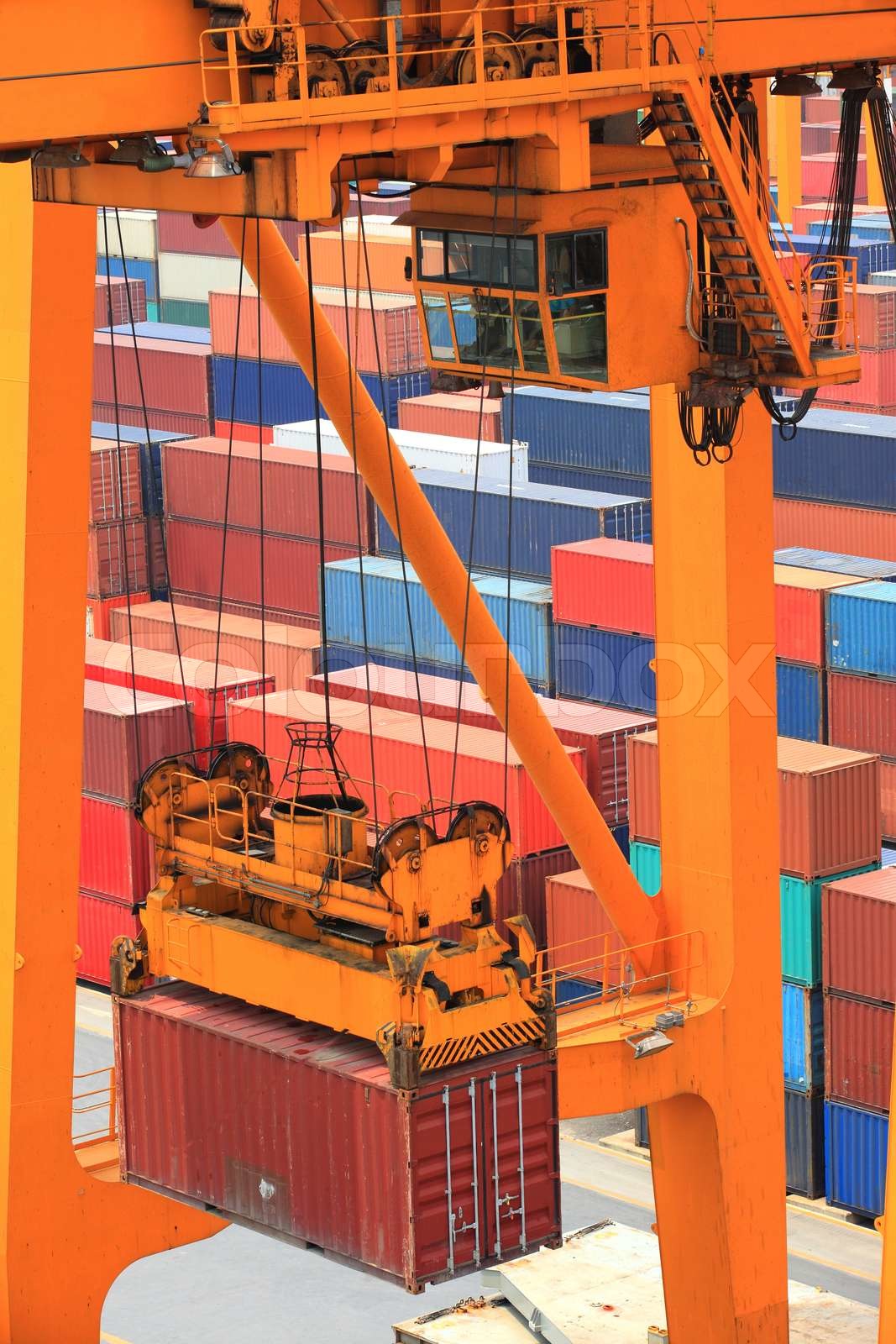 Container-Operation im Hafen | Stock Bild | Colourbox