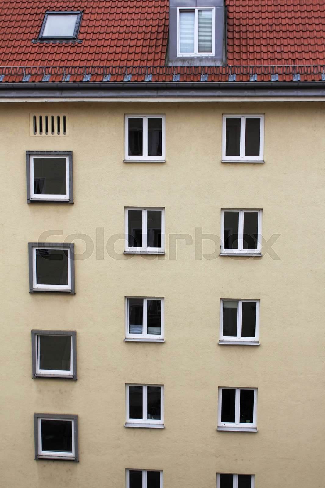 Mietshaus in Großstadt | Stock Bild | Colourbox