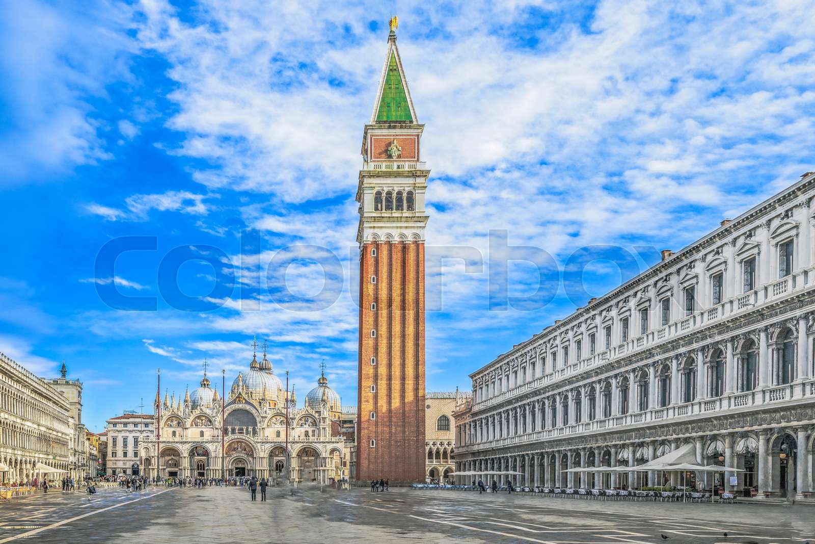 Markusplatz Mit Dem Markusdom Und Dem Markusturm In Venedig In Italien markusplatz-mit-dem-markusdom-und-dem-markusturm-in-venedig-in-italien