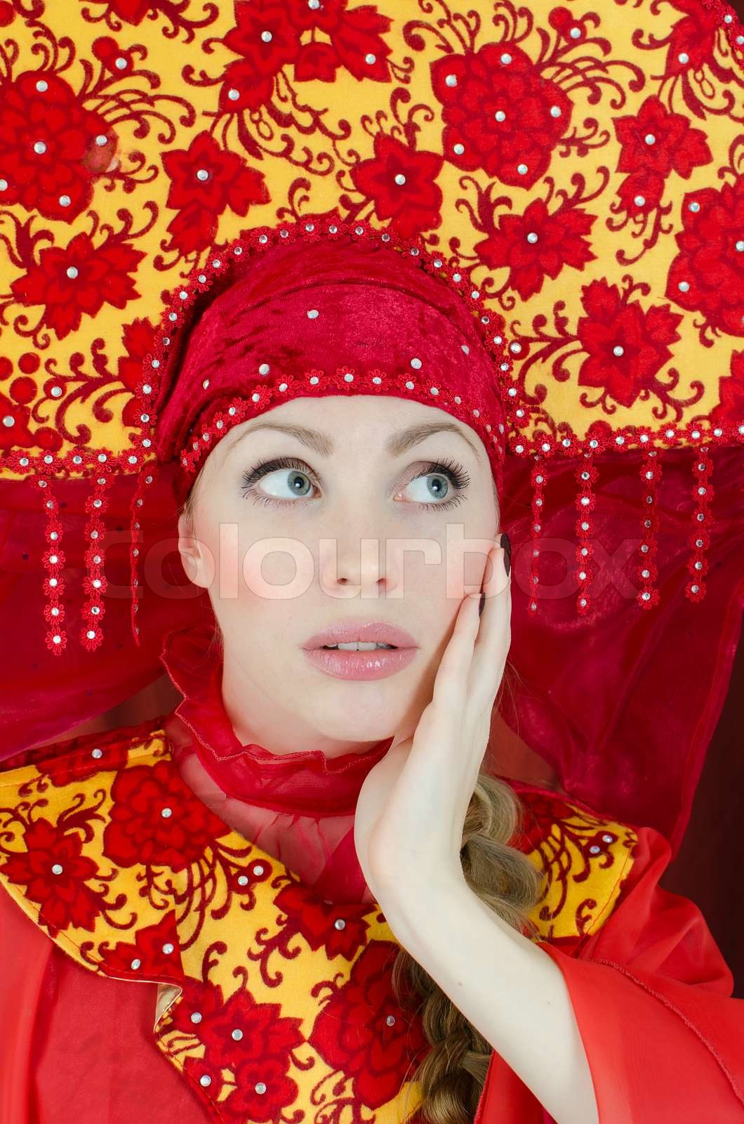 Woman in russische traditionelle Kleidung | Stock Bild | Colourbox