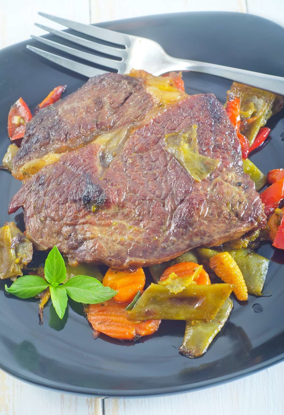 gebratenem Fleisch mit Gemüse | Stock Bild | Colourbox