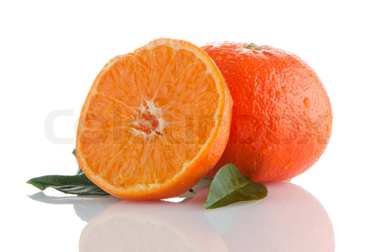 Fresh orange Mandarinen auf einem weißen Hintergrund | Stock Bild | Colourbox