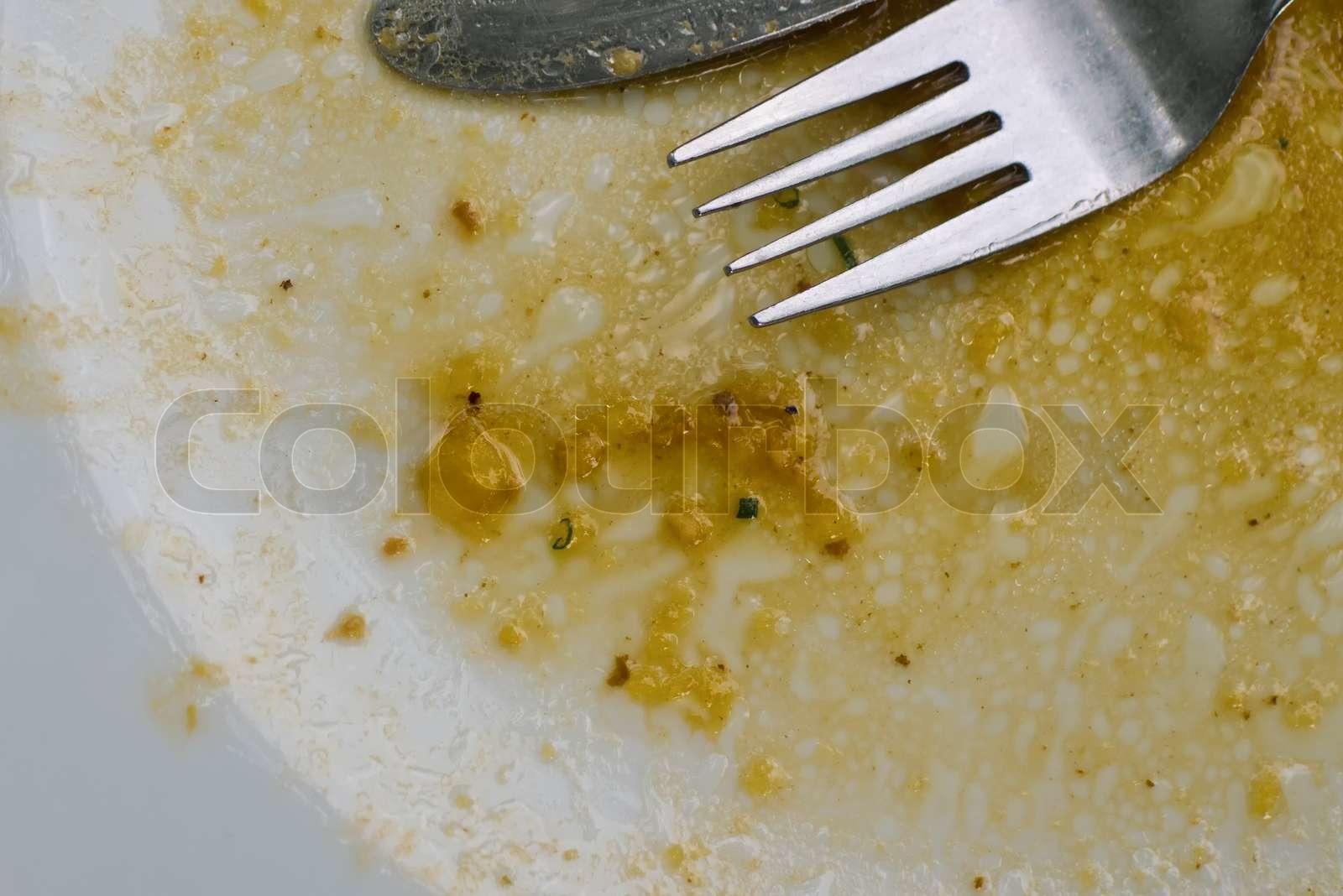 Besteck nach dem Essen auf dem Teller | Stock Bild | Colourbox