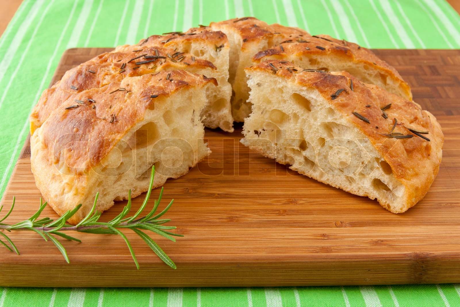 Hausgemachte runde italienische Rosmarin Focaccia Brot in Scheiben ...