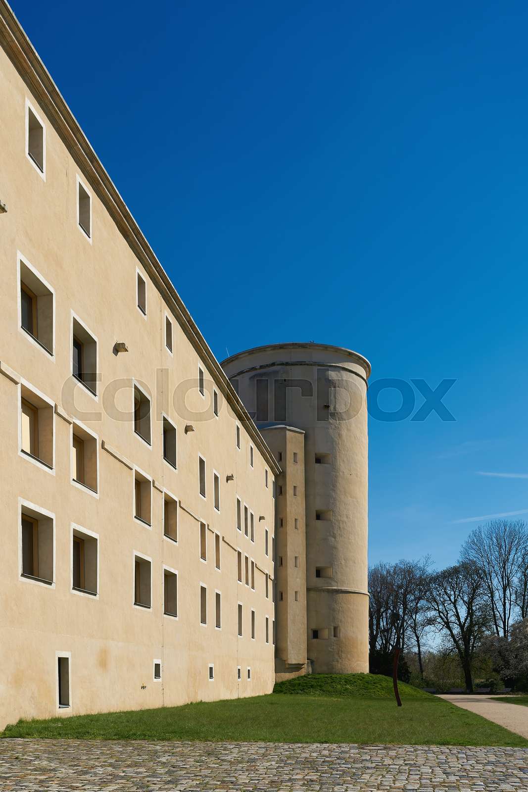 Blick auf das sanierte Schloss in Wittenberg von der Schlosswiese aus
