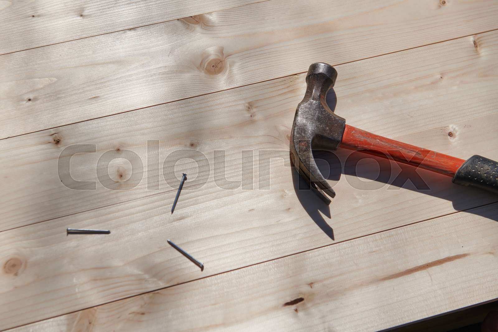 Hammer og søm på træ brædder, bygge, arbejde, håndværk, tømrer, arbejde ...