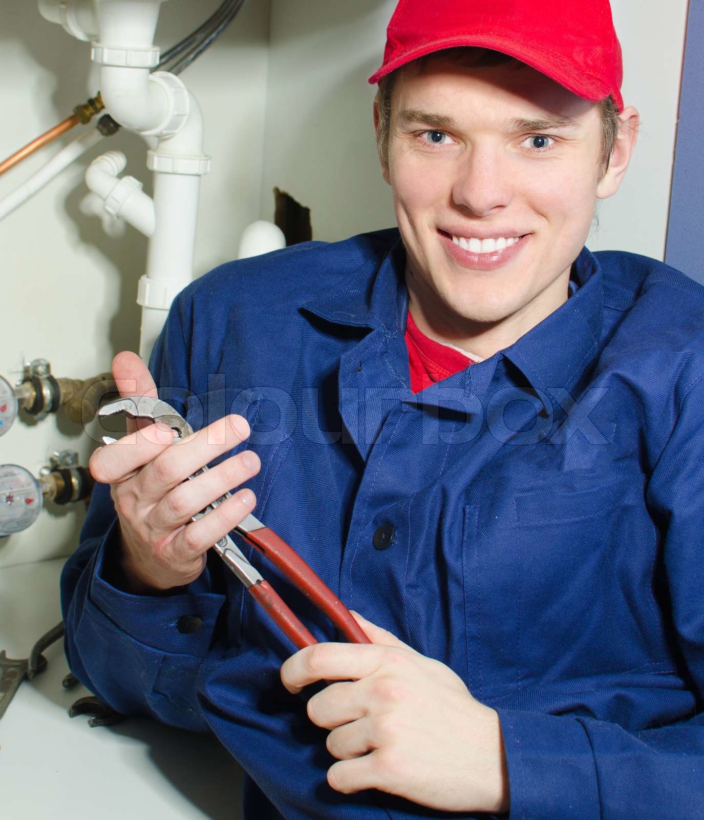Plumber in Uniform Reparatur -Pipeline im Haus | Stock Bild | Colourbox