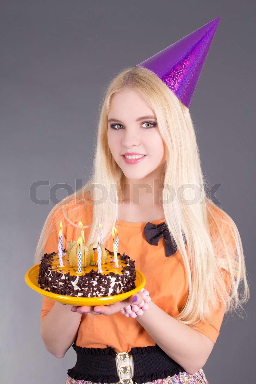 Teenager-Mädchen mit Geburtstagstorte | Stock Bild | Colourbox