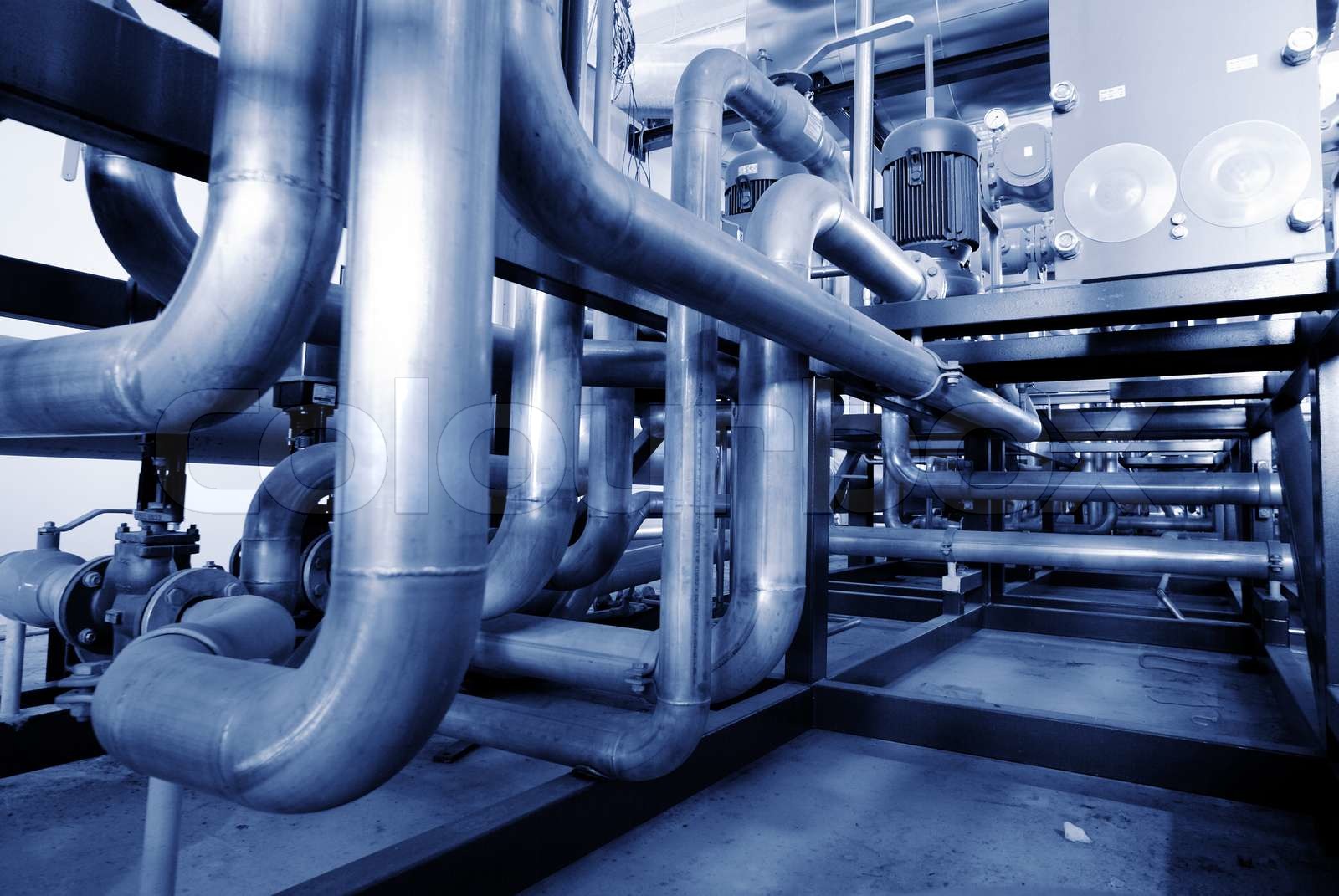 Industrial zone, Stahl Rohrleitungen und Armaturen Stock Bild Colourbox