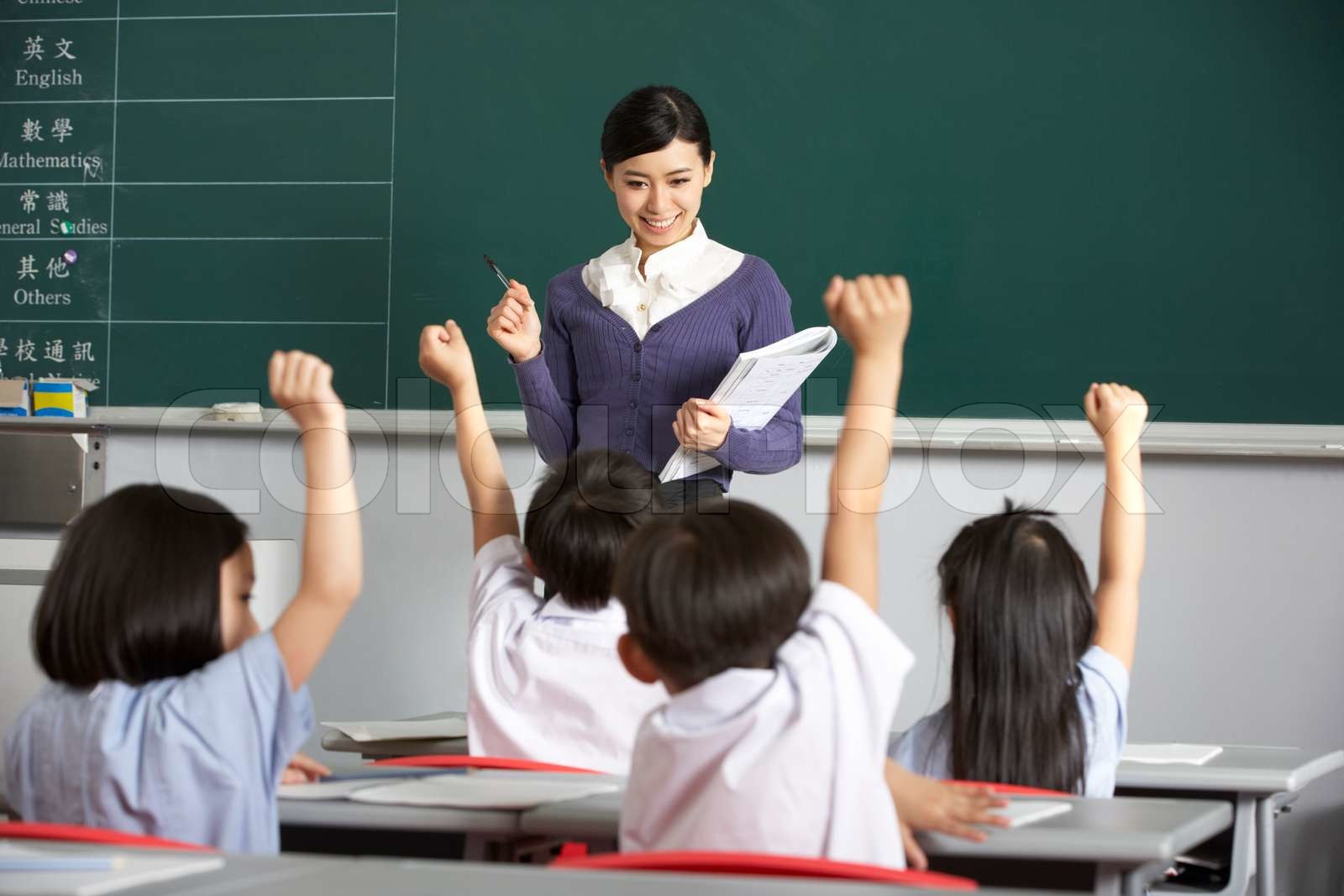 Lehrer mit Schülern in Chinese School Classroom | Stock Bild | Colourbox