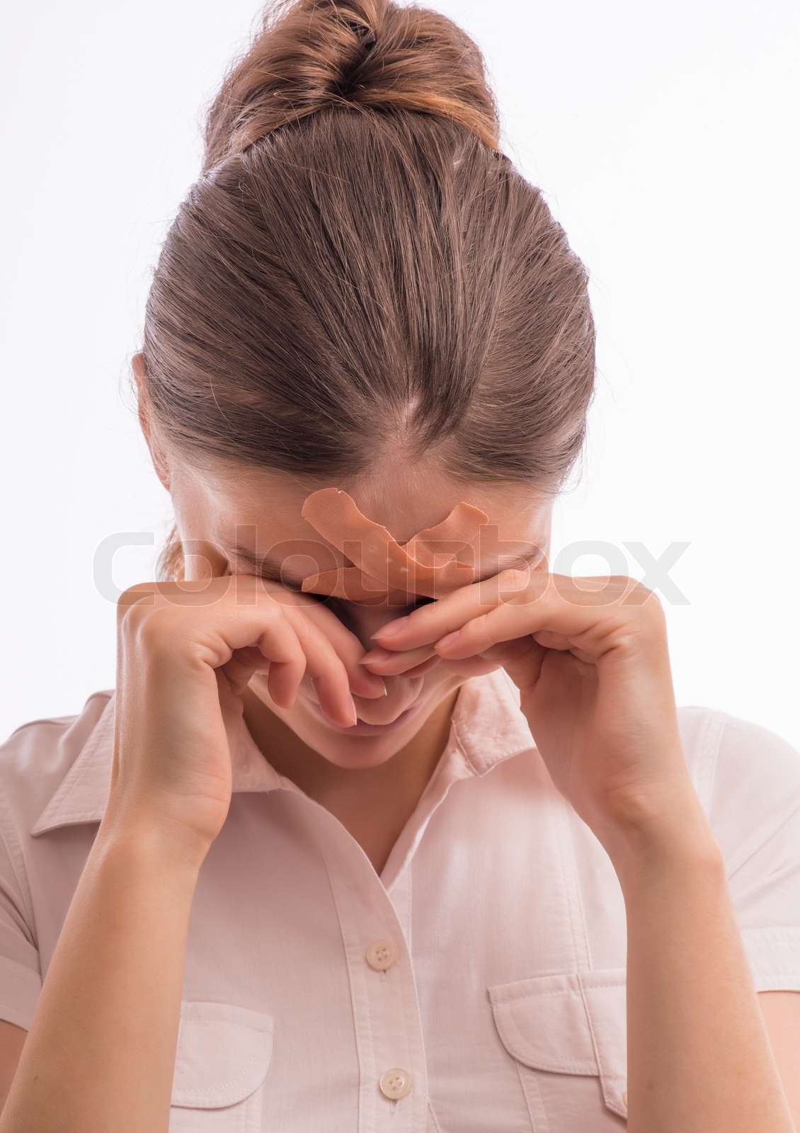 Eine Frau mit einer Verletzung an der Stirn Stock Bild Colourbox