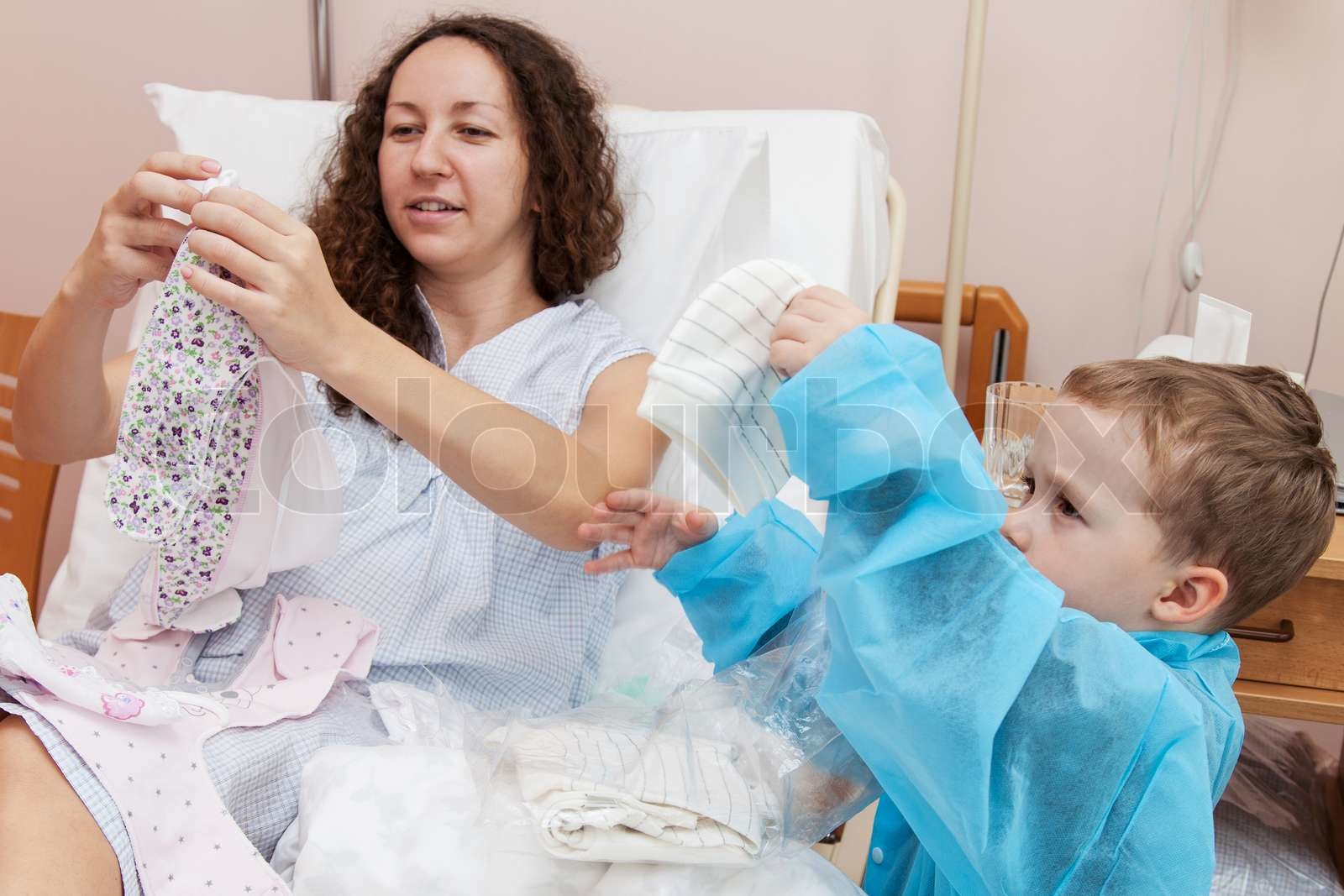 Son Besuch Mutter im Krankenhaus Stock Bild Colourbox
