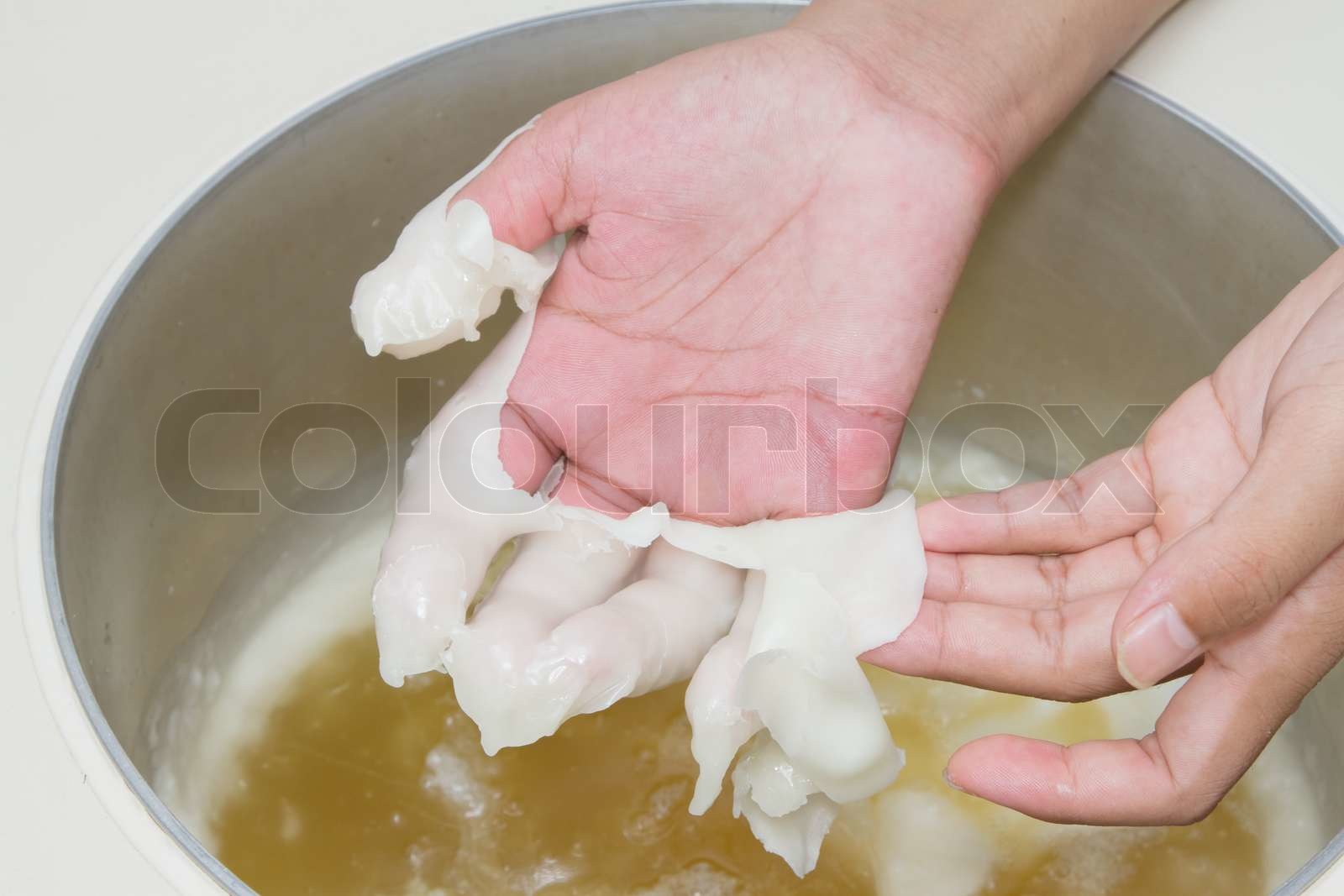Physikalische Therapie Behandlung und Schönheit , Hand in Paraffin Bad ...
