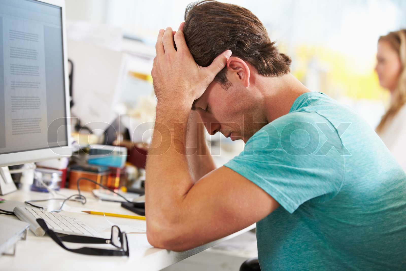 Gestresste Menschen arbeiten am Schreibtisch im Besetzt Kreative Office ...