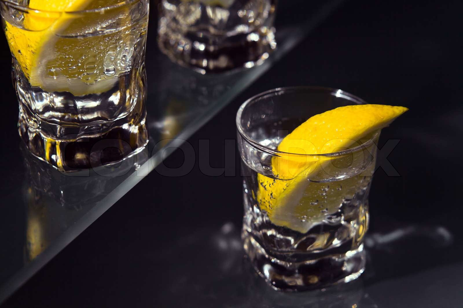 Gin mit Zitrone Stock Bild Colourbox