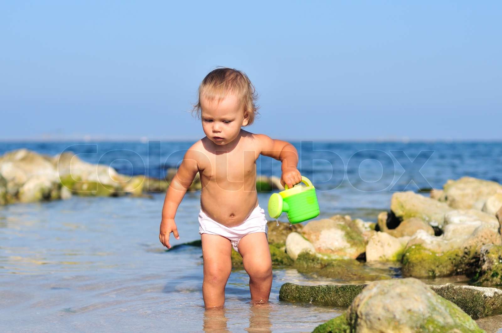 Baby im Meer | Stock Bild | Colourbox