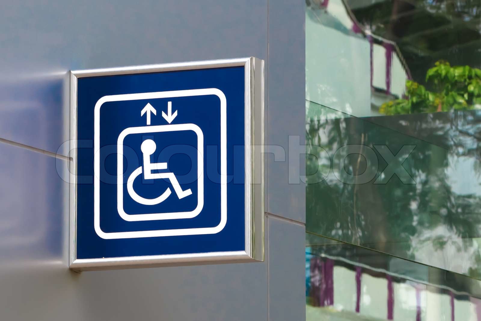 Blå Handicap Elevator Sign med Sløret glas baggrund , nærbillede, Right ...