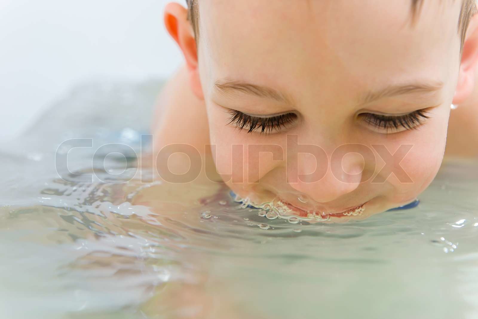 Happy little boy Baden in der Badewanne Stock Bild Colourbox