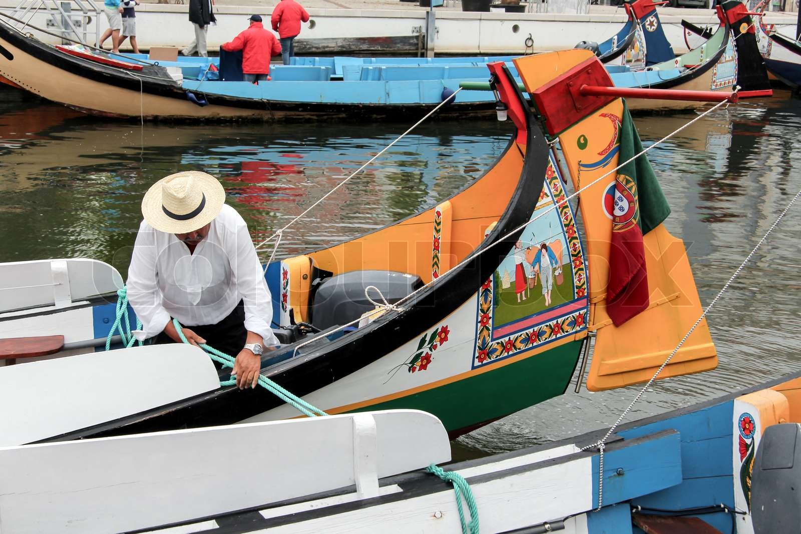 Portugiesische Seefahrer Liegeplätzen traditionellen moliceiro Boot in