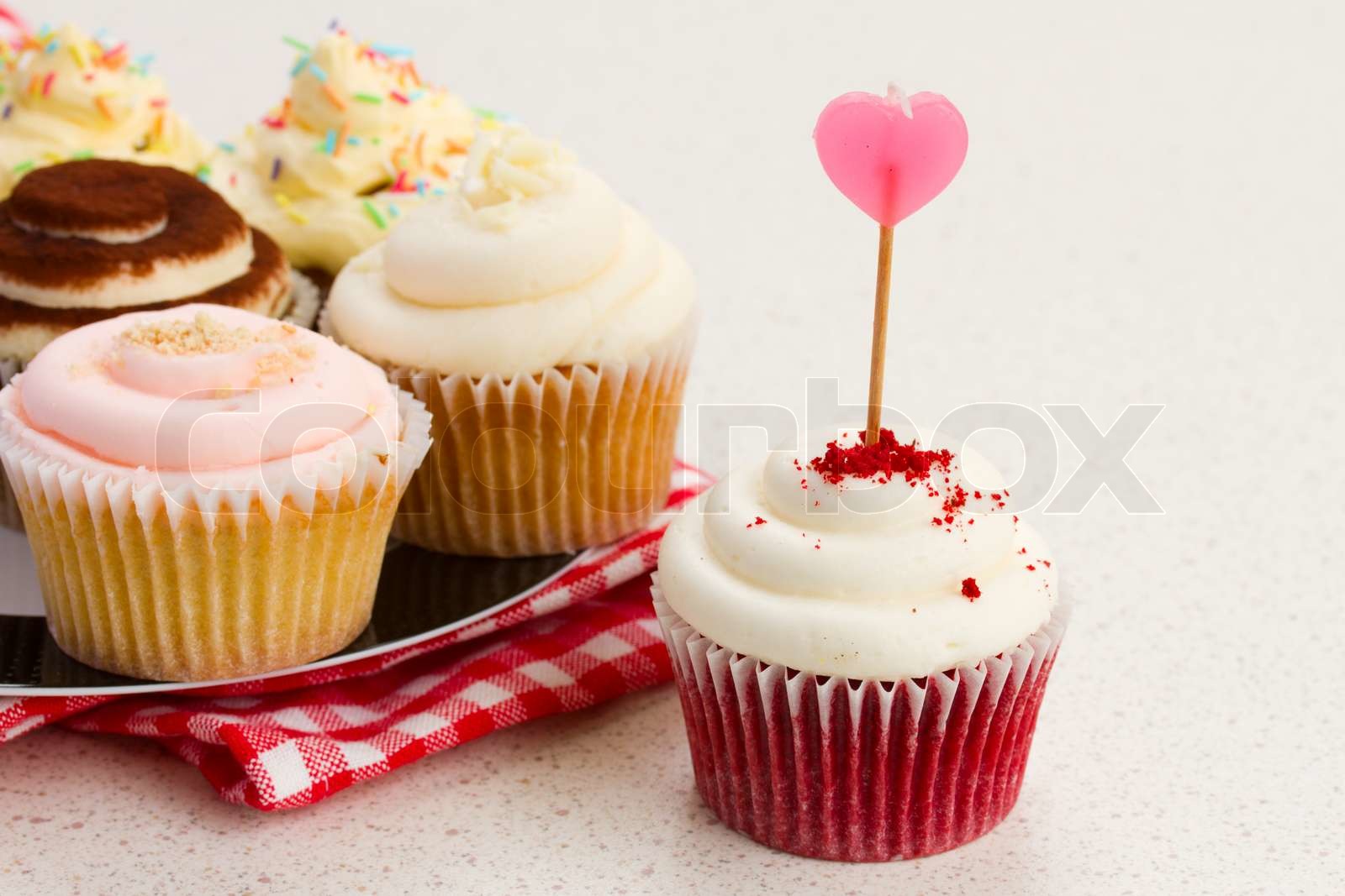bær cupcake med зштл hjerte stick | Stock foto | Colourbox