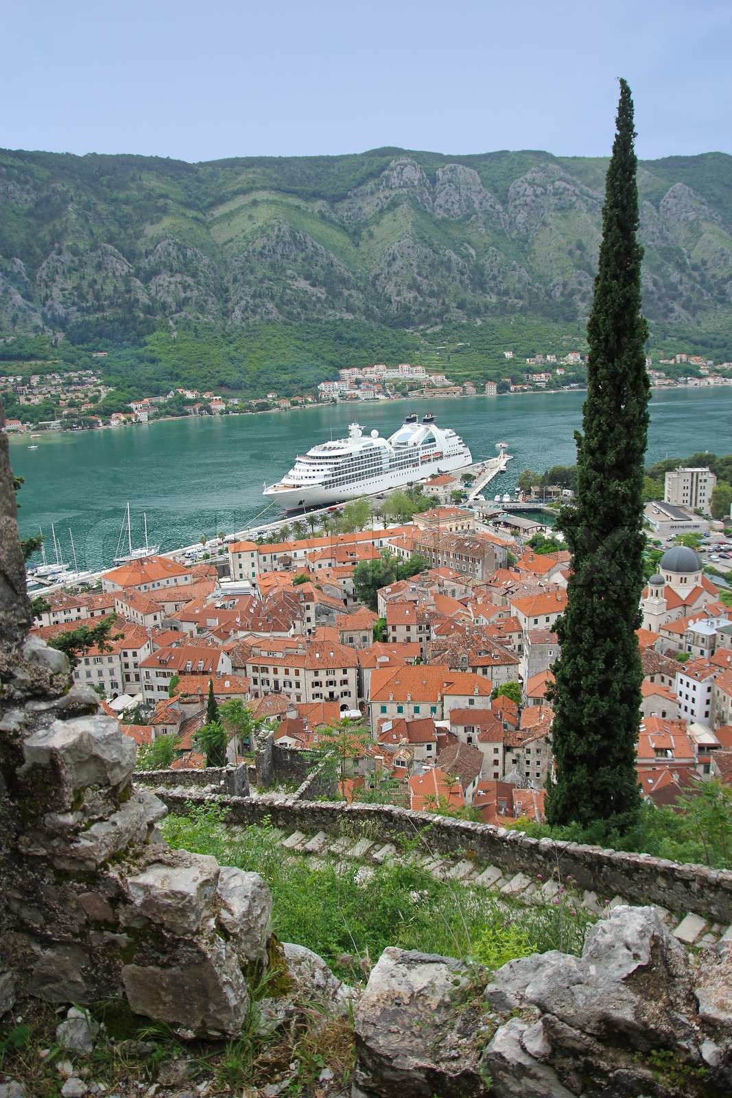 Teil der alten Stadtmauer in Kotor | Stock Bild | Colourbox
