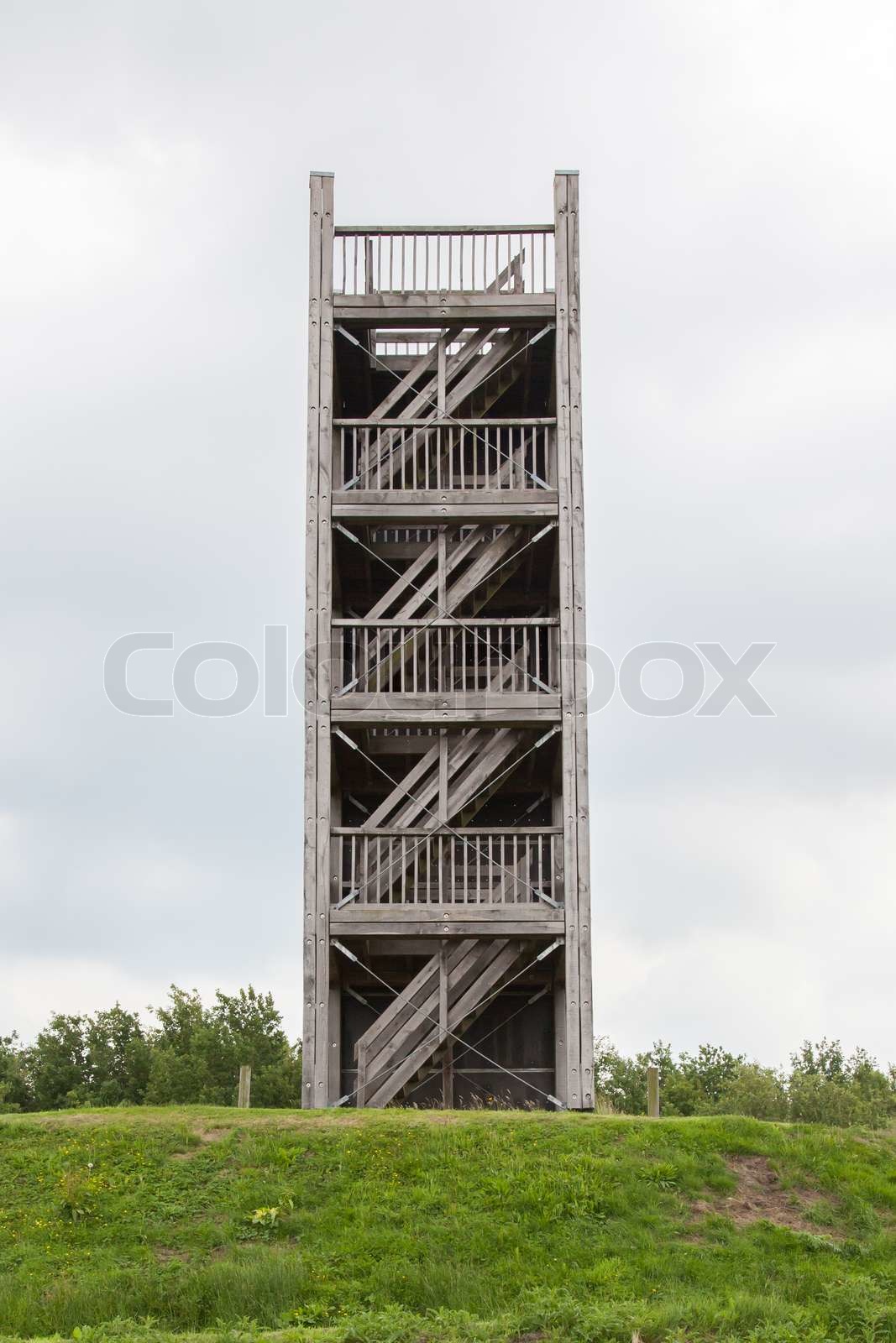 Aussichtsturm mit einem grauen Himmel Stock Bild Colourbox