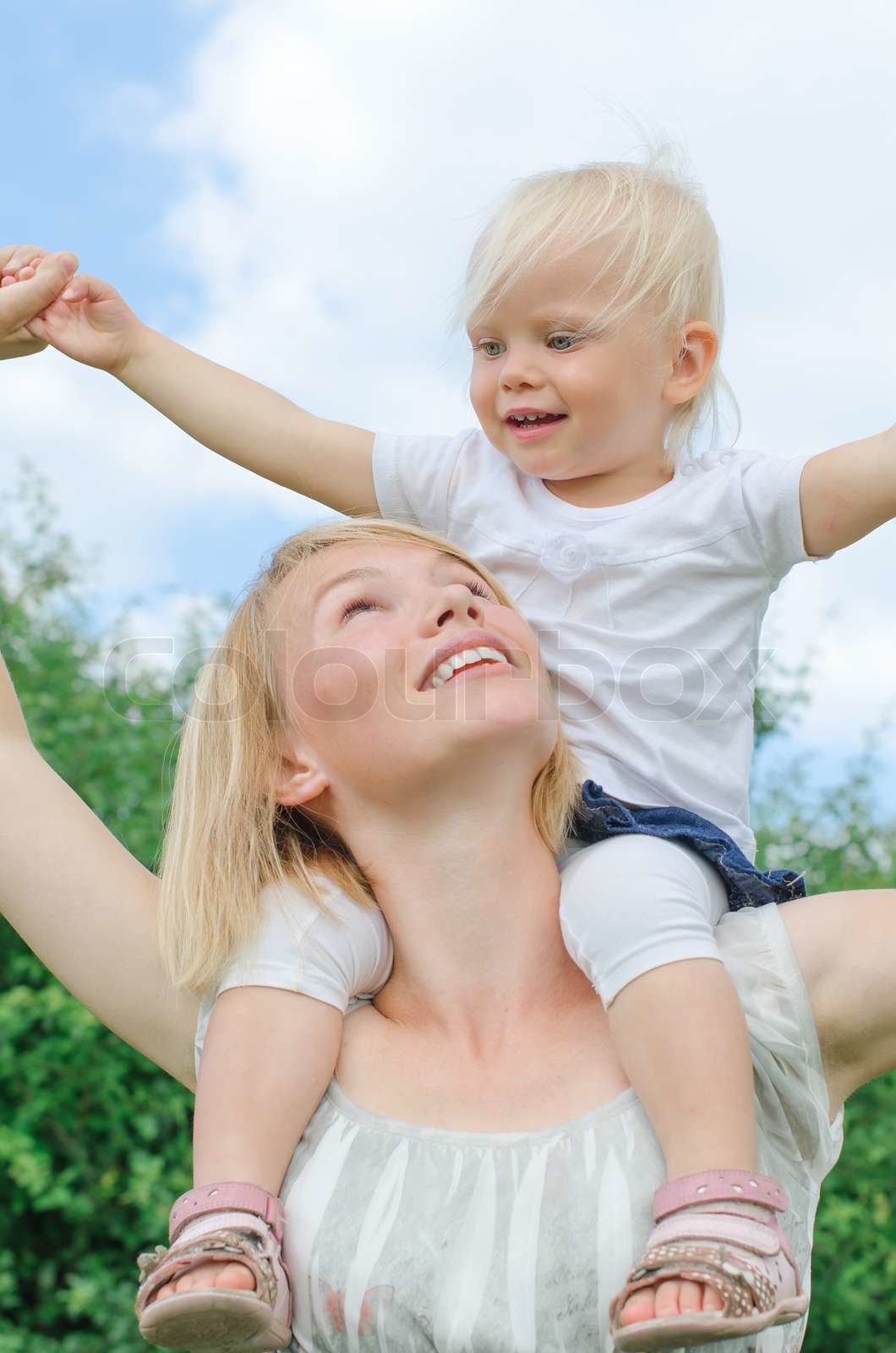 Glückliche Mutter mit ihrer Tochter auf den Schultern | Stock Bild ...