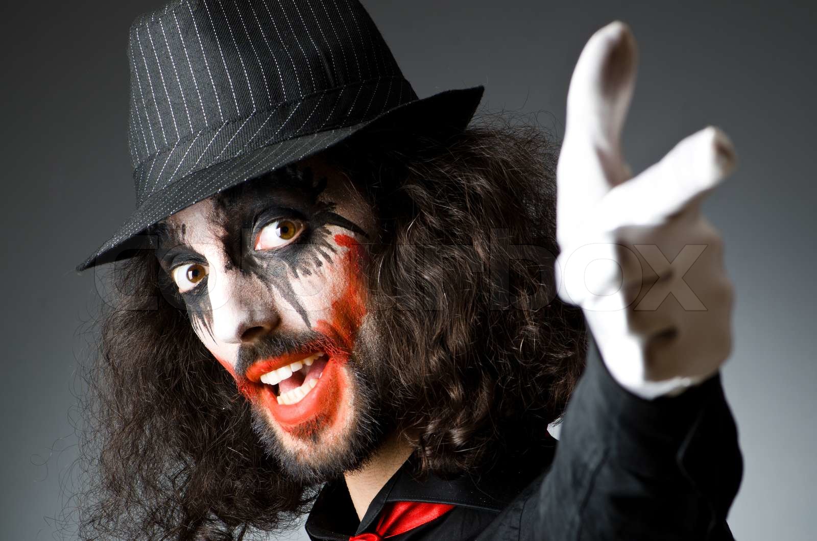 Joker personificeringen med mennesket i et mørkt rum | Stock foto ...