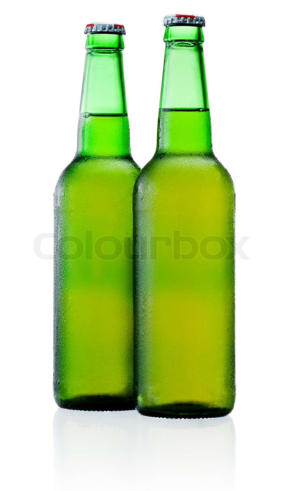 Zwei grüne Flaschen Bier mit Kondensation isoliert auf weißem Hintergrund