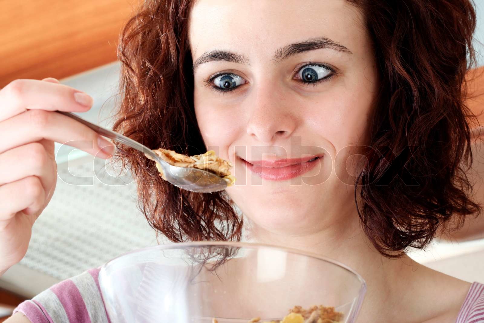 Junge Menschen essen Milch mit Getreide | Stock Bild | Colourbox