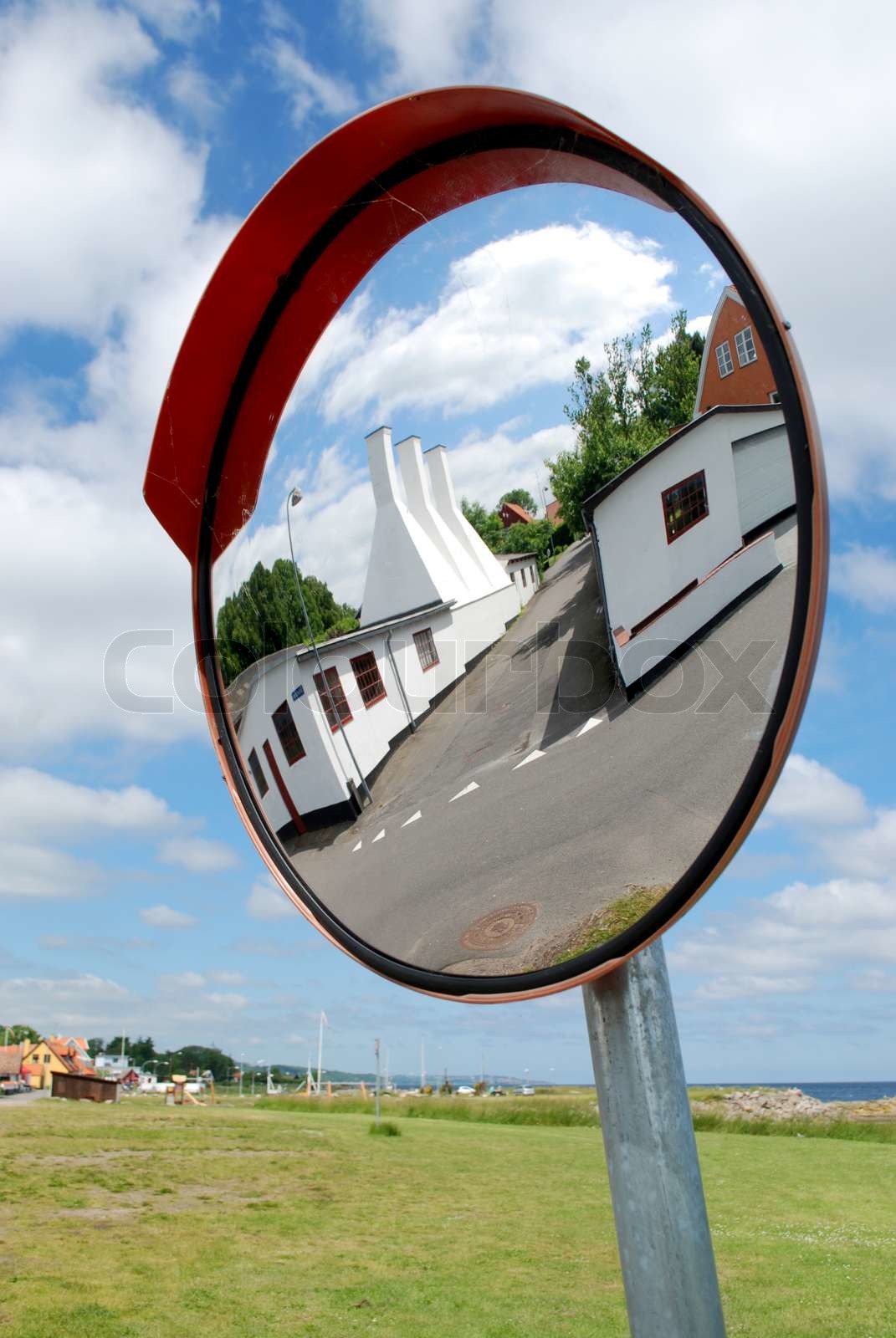 Hohlspiegel mit Räucherkammer Reflektion Stock Bild Colourbox