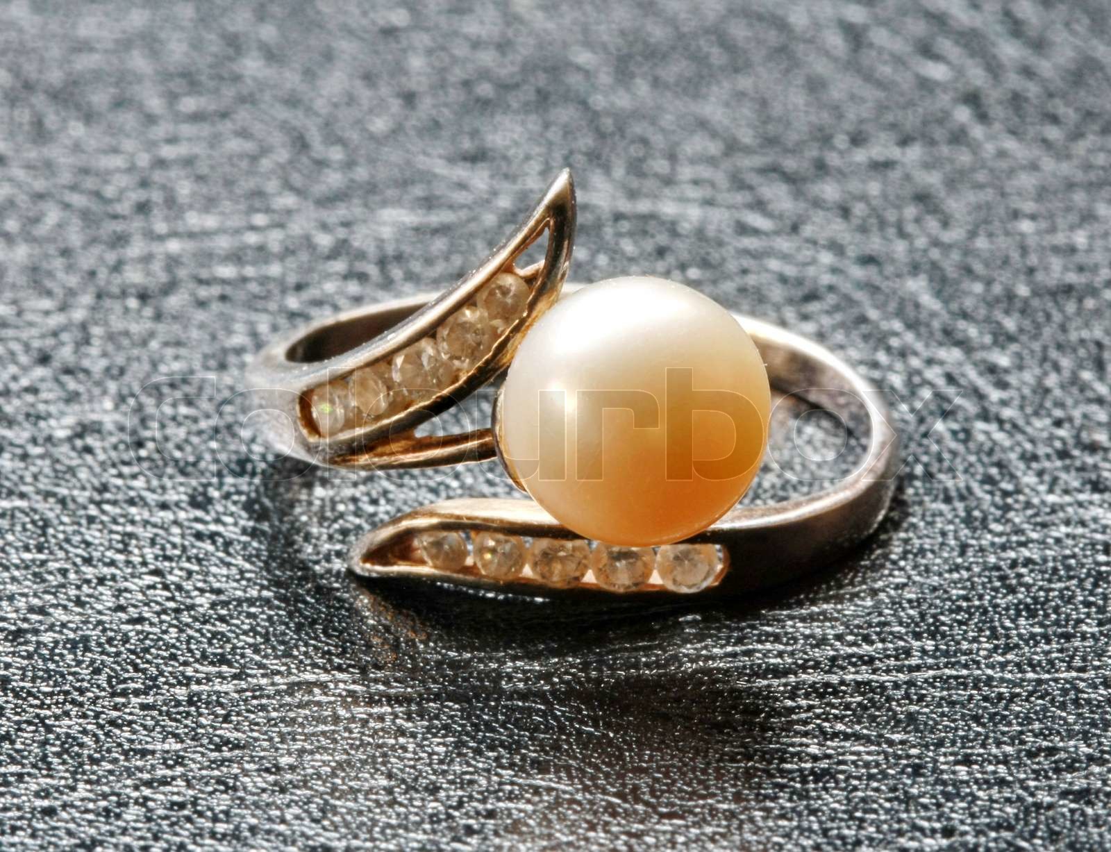 ring med perle | Stock foto | Colourbox