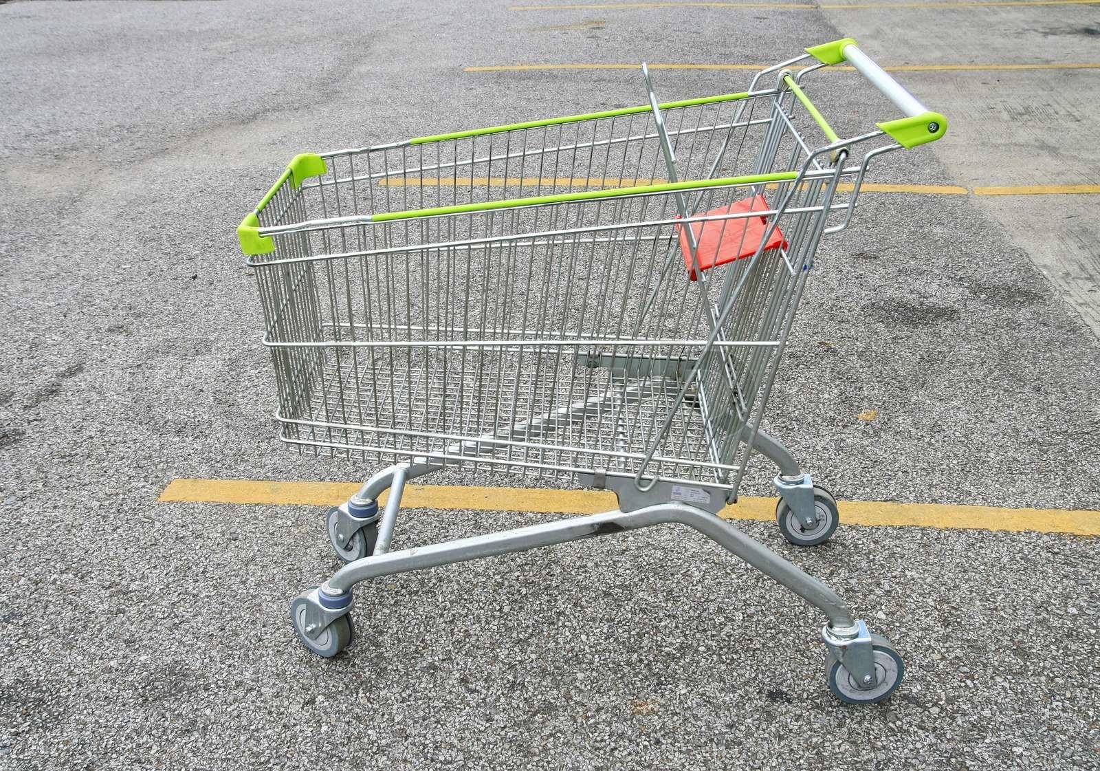 Einkaufswagen Auf Parkplatz Stock Bild Colourbox