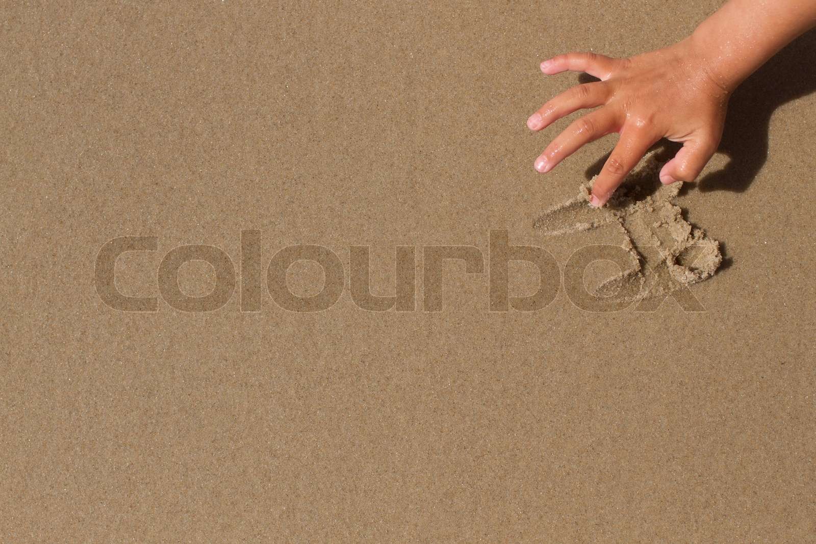 Hand zeichnen in den sand | Stock Bild | Colourbox