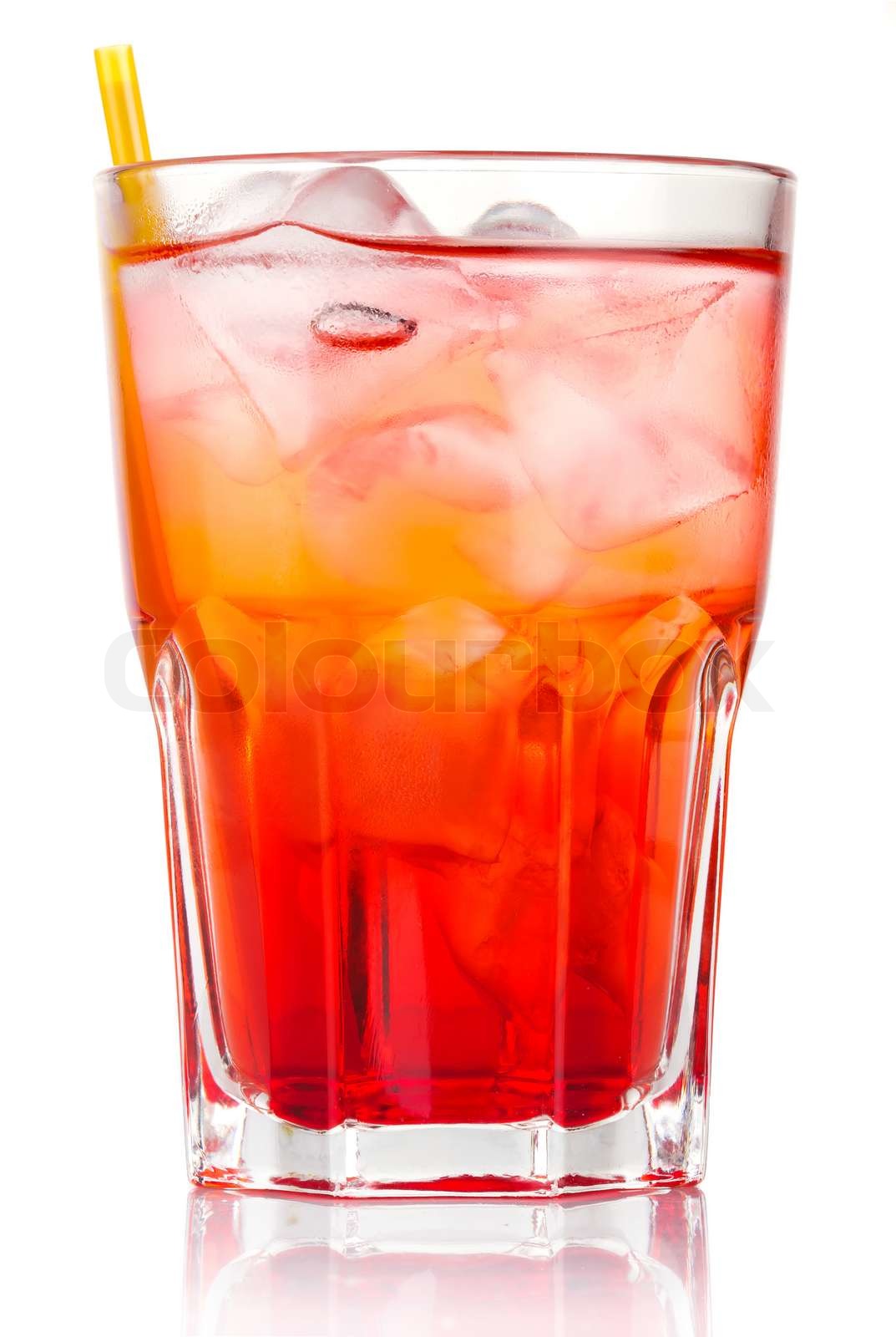 rot alkohol cocktail mit Eis und Stroh isoliert | Stock Bild | Colourbox