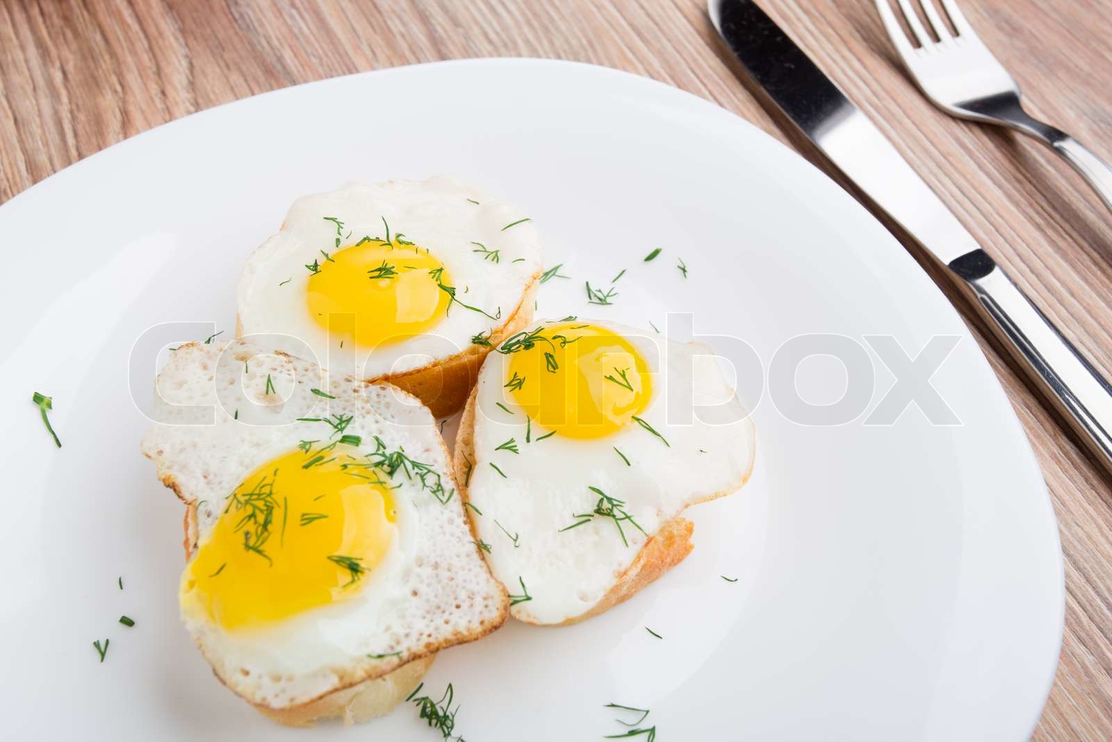 Stegte vagtelæg på baguette Stock foto Colourbox