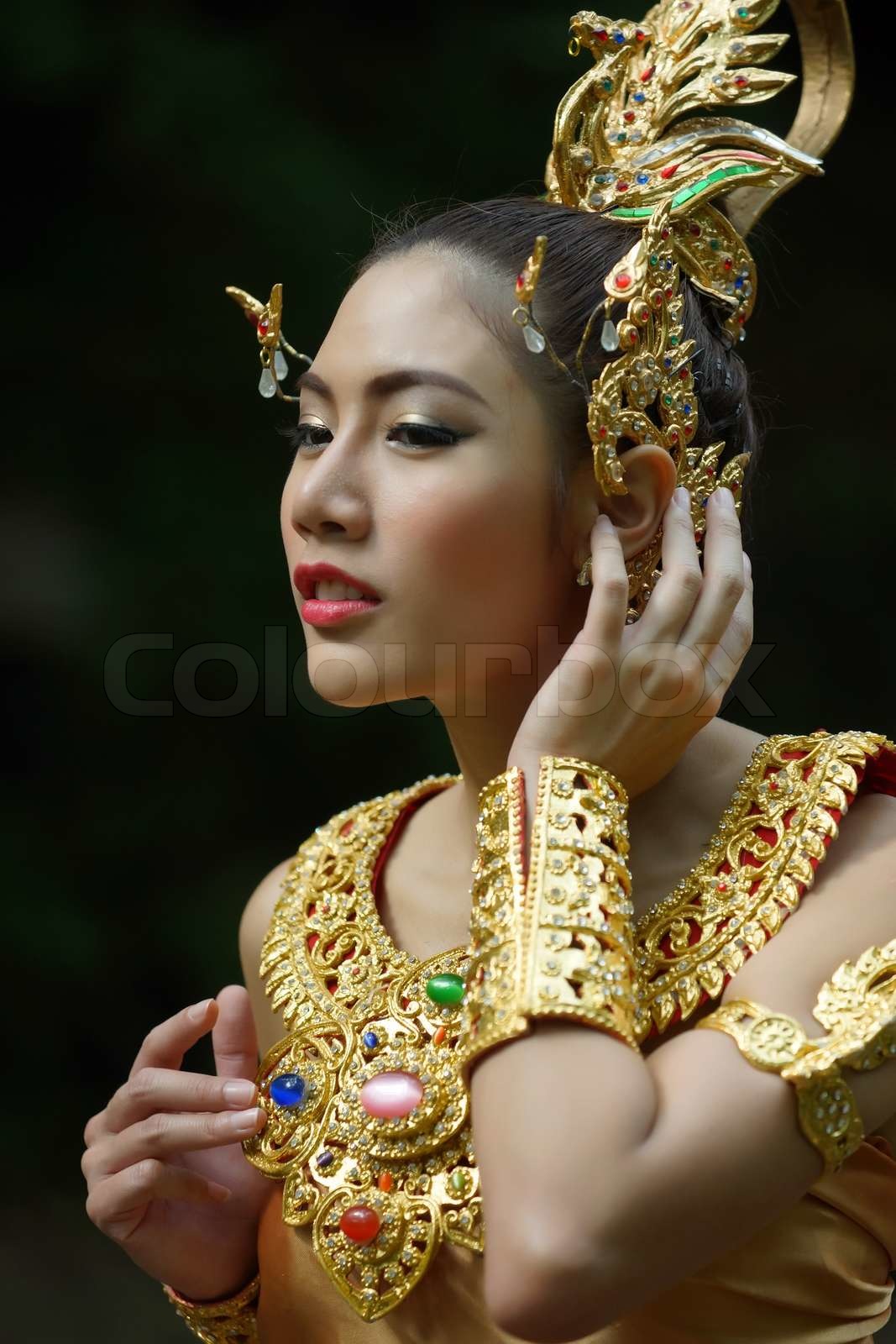 beautiful-thai-lady-in-thai-traditional-drama-dress-stock-image