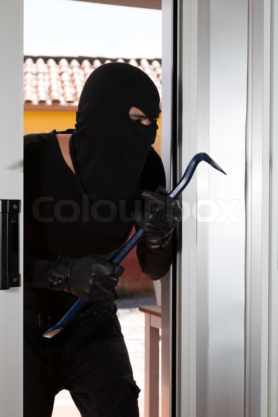 Dieb mit einer Eisenstange Stock Bild Colourbox