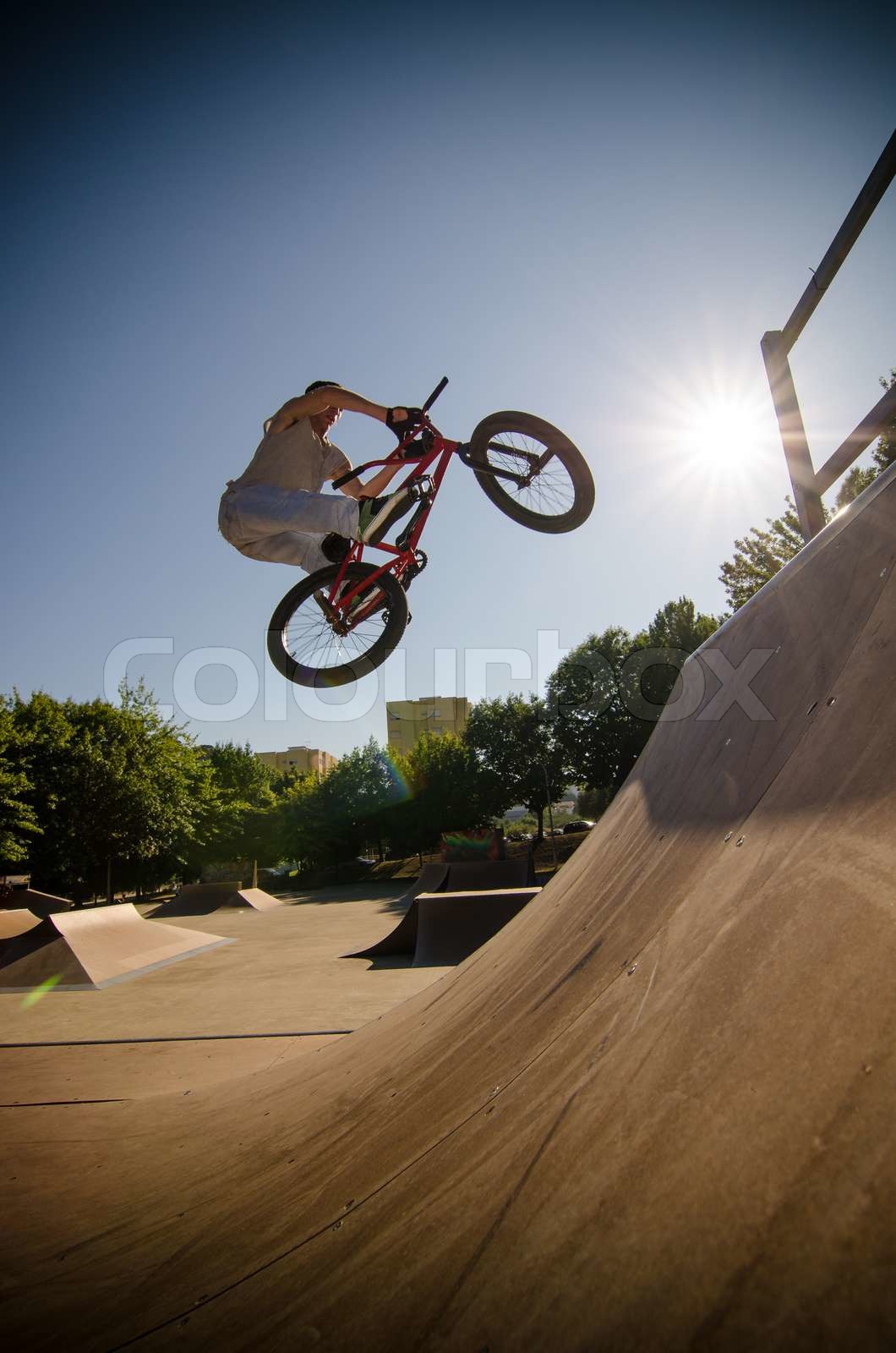 Bmx Fahrer, eine Bar Spin zu einer Quarterpipe Rampe auf einem Skatepark | Stock Bild | Colourbox