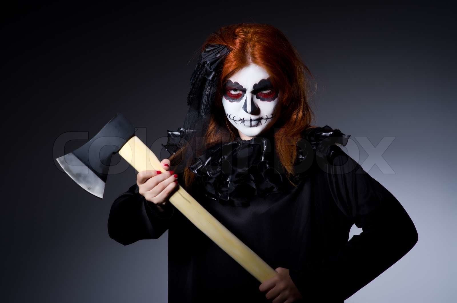 Frau Monster mit Axt in dunklen Raum | Stock Bild | Colourbox