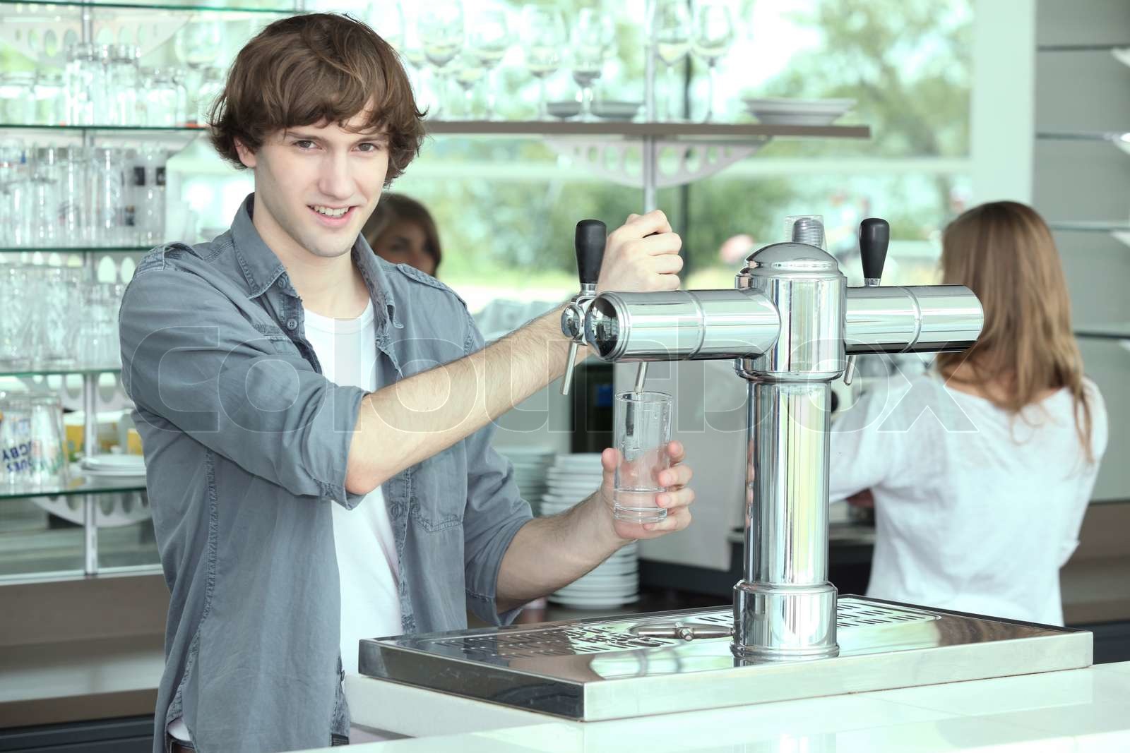 Junge Barkeeper Stock Bild Colourbox