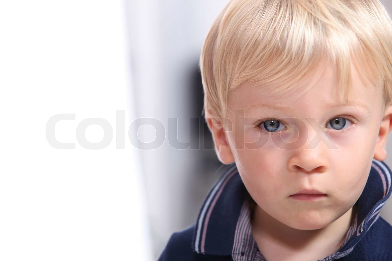 Junge Mit Blonden Haaren Und Blauen Augen www.colourbox.de