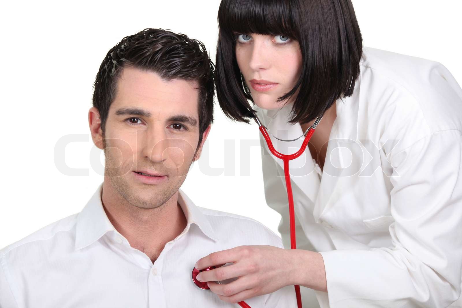 Arzt Verliebt In Patientin Anzeichen Arzt ihrer Patientin Herzschlag hören | Stock Bild | Colourbox