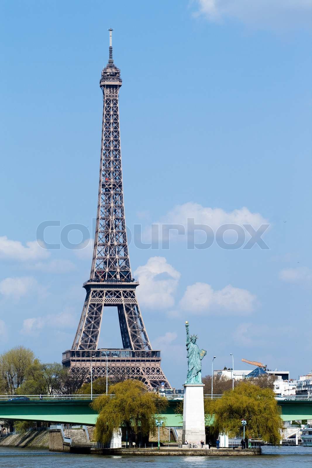 Freiheitsstatue und Eiffelturm in Paris Stock Bild Colourbox