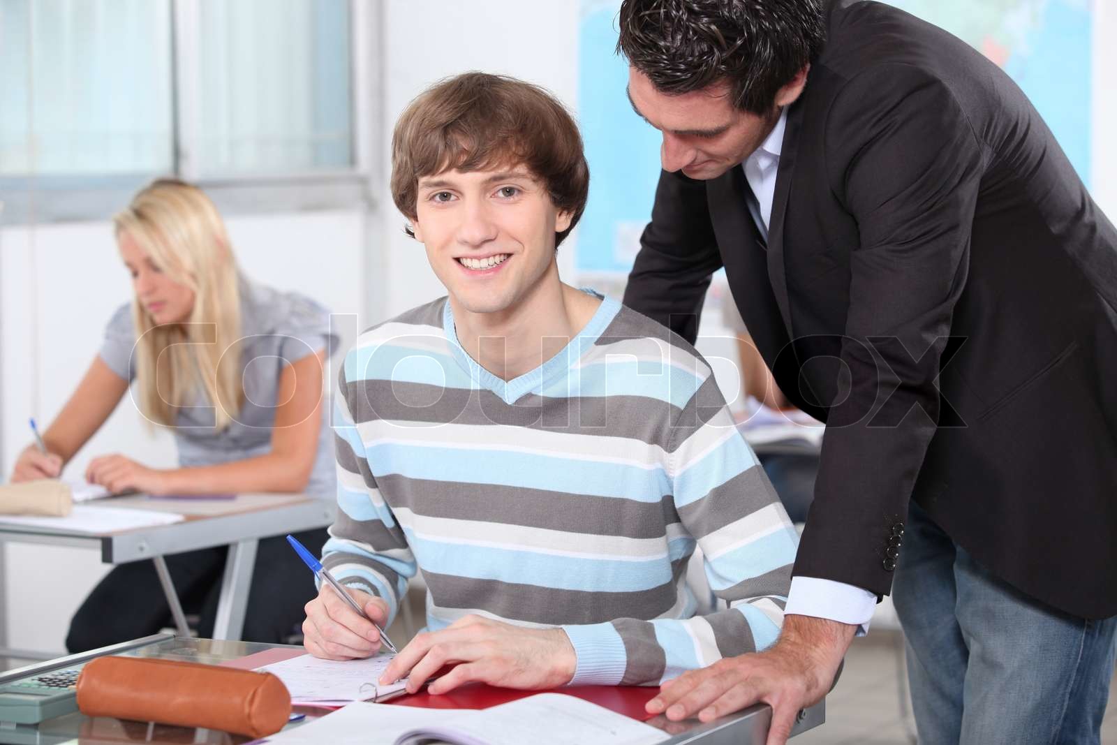 Lehrer helfen einem Schüler Stock Bild Colourbox