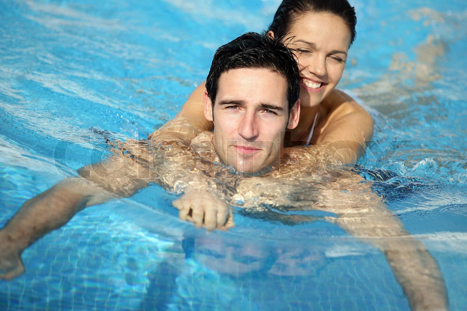 Mann und Frau im Schwimmbad umarmte Stock Bild Colourbox