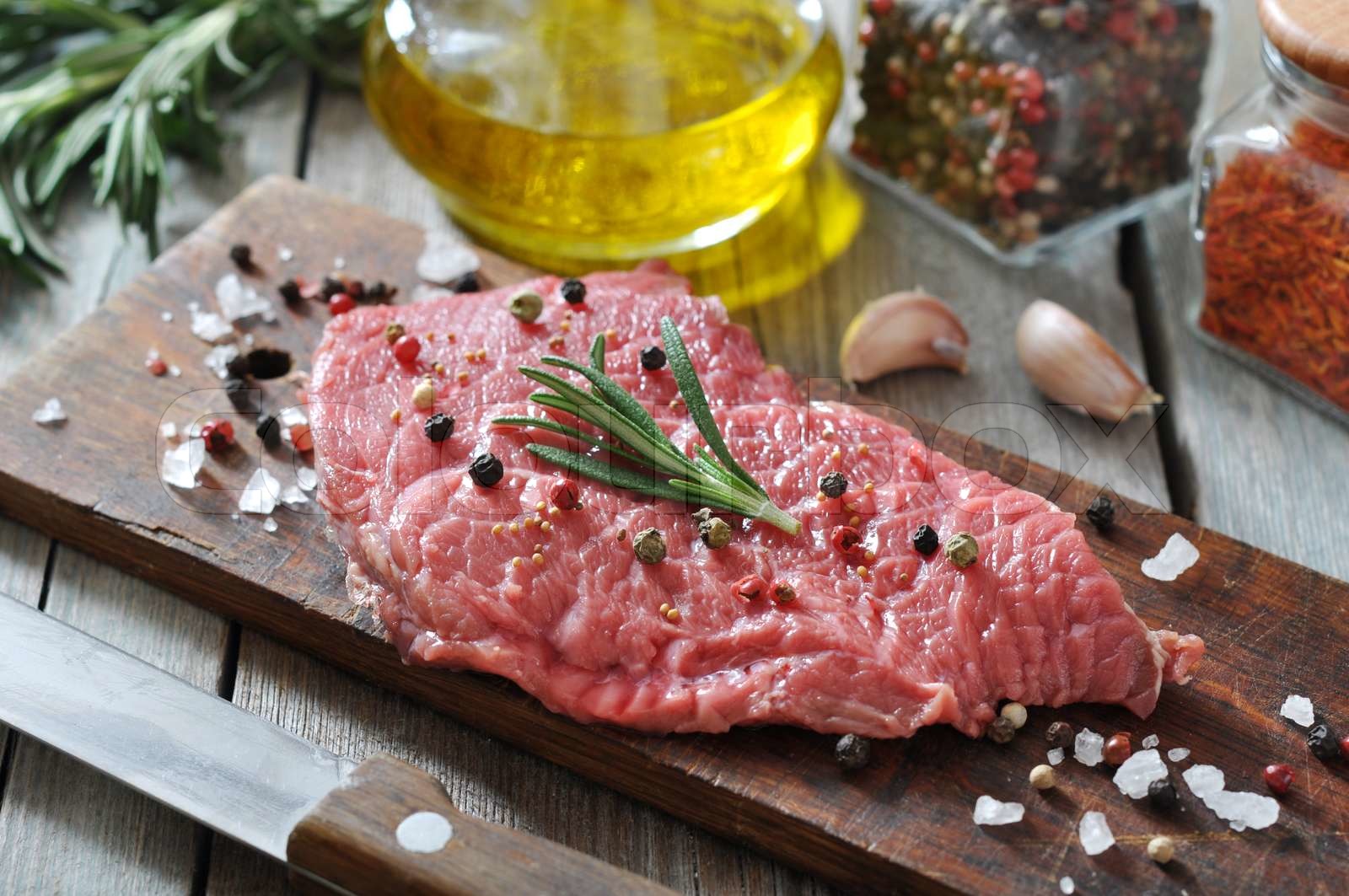 Raw Rindersteak | Stock Bild | Colourbox